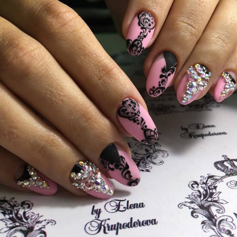 Довгий рожевий манікюр з чорною абстракцією та срібними стразами