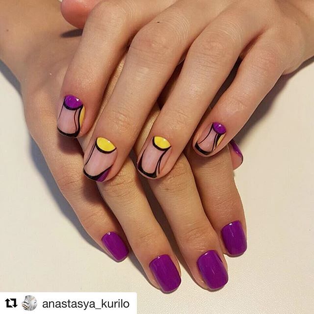 Абстрактний фіолетово-жовтий манікюр з негативним простором