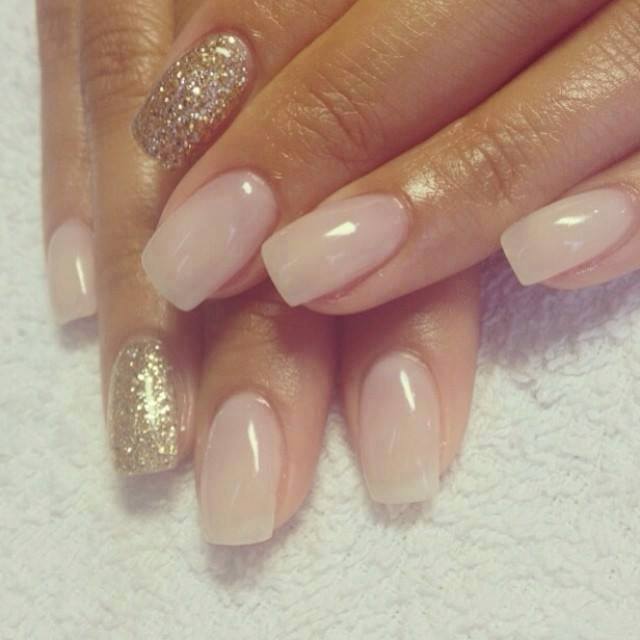 Бежевий манікюр з золотими блискітками: квадратна форма