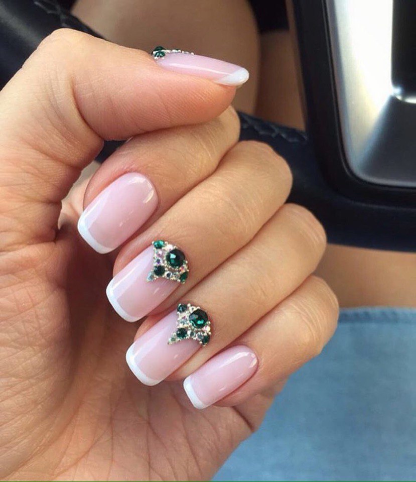 Рожевий френч манікюр з 3D декором та блискучими стразами