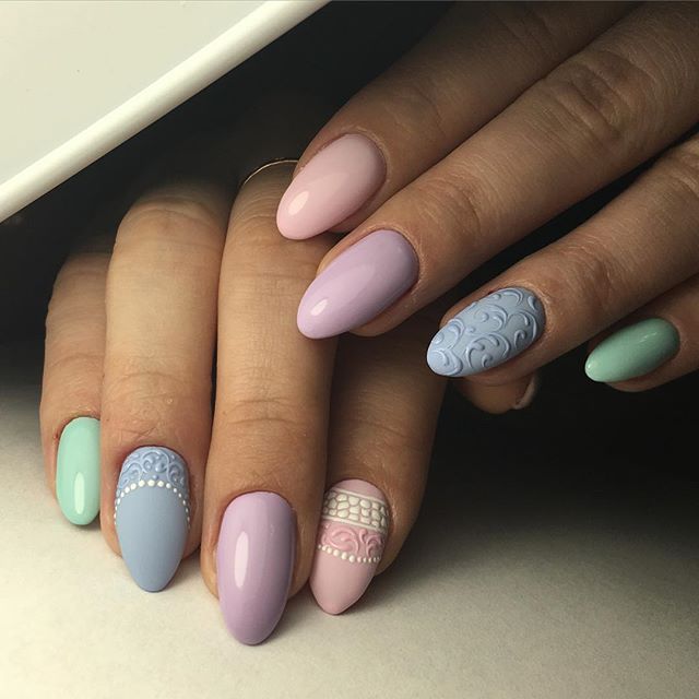 Чарівний рожевий 3D-манікюр на мигдалі: гра фактур та кольорів