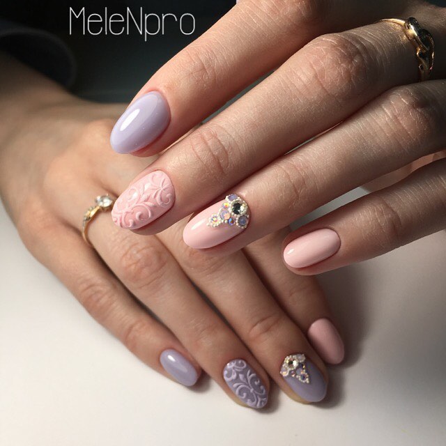 Рожевий та фіолетовий 3D манікюр з блискітками та стразами