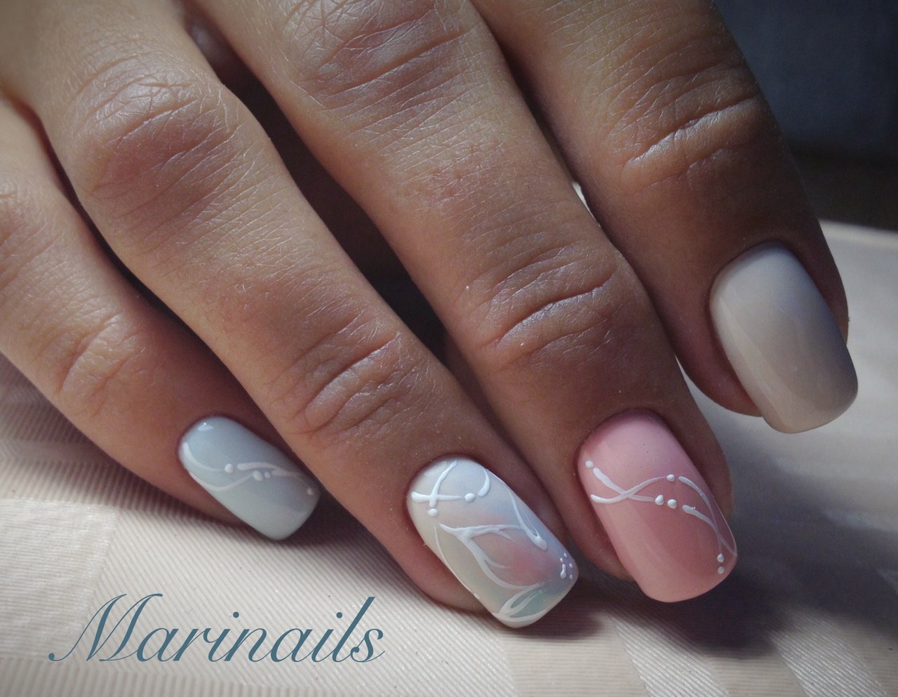 Весняний рожевий манікюр: овальні нігті з абстрактними квітами ручного розпису