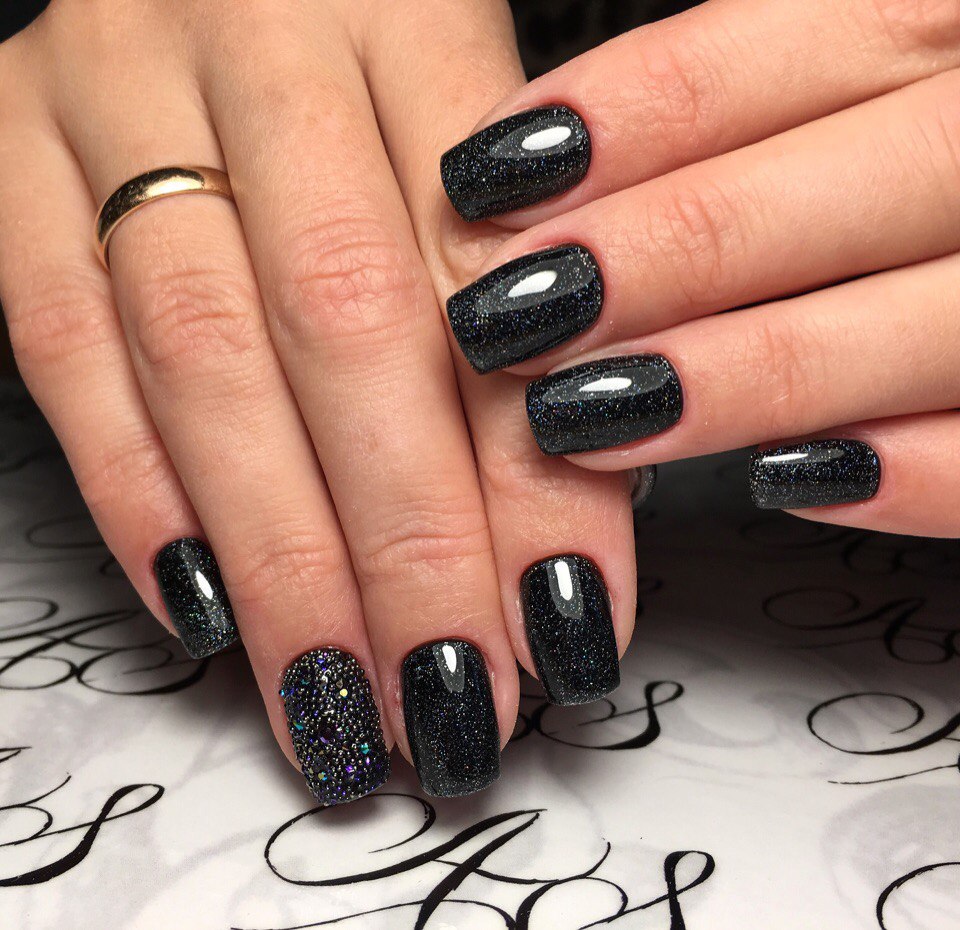 Блискучий манікюр: чорний гель-лак з фіолетовими стразами