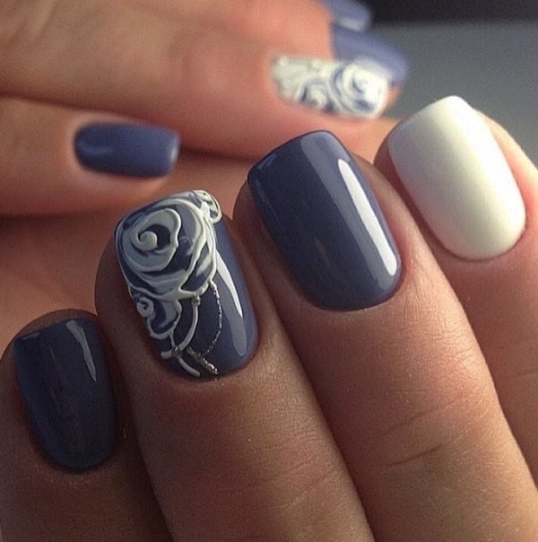 Синій манікюр з 3D квітами: ручний розпис на овальних нігтях