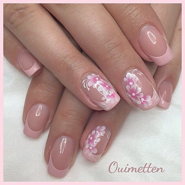 Рожевий френч з ручним розписом квітів на овальних нігтях