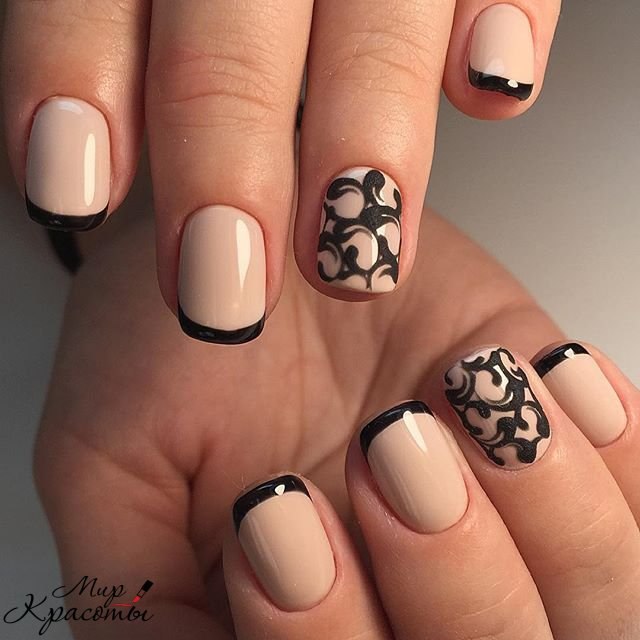 Манікюр: Бежевий френч з чорною абстракцією на коротких круглих нігтях