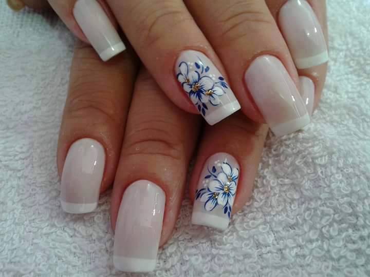 Довгі квадратні нігті: бежевий французький манікюр з синіми квітами та золотом