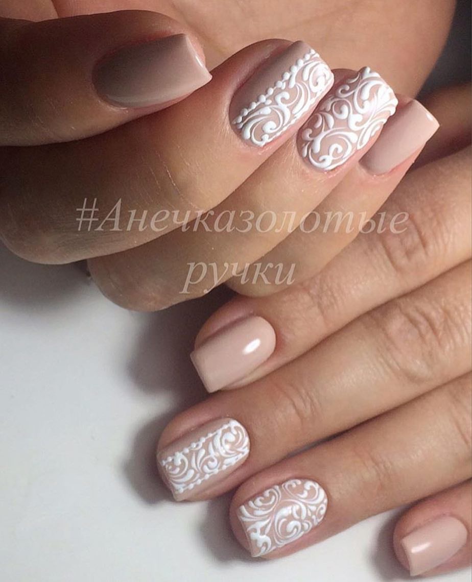 Бежевий манікюр з білими 3D квітами на овальних нігтях