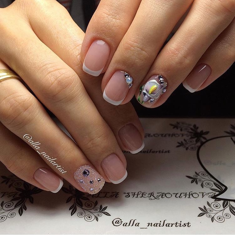 Вишуканий бежевий френч: 3D квітковий розпис, стрази та блиск на овальних нігтях