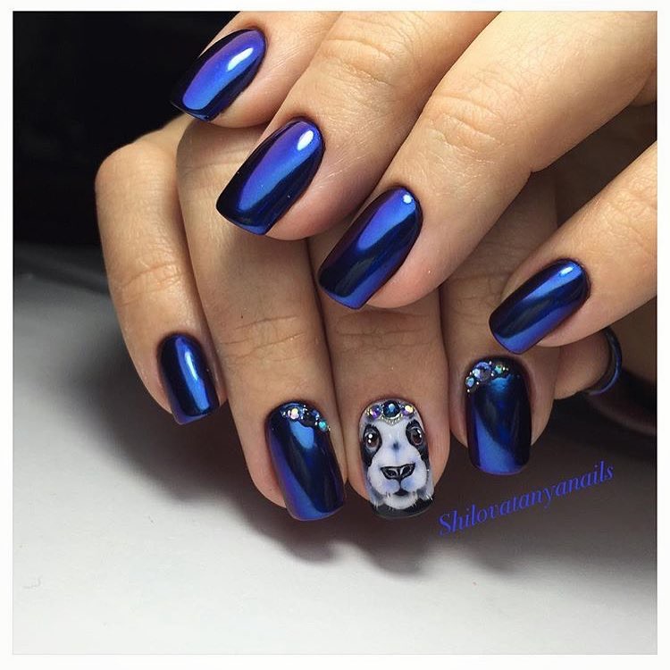 Синій хромований манікюр з білими стразами та ручним розписом