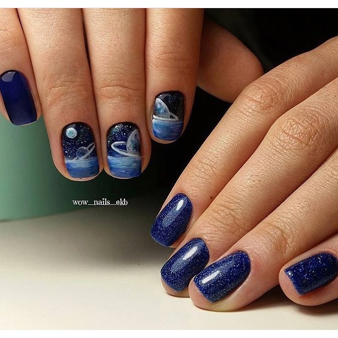 Синій манікюр з абстрактними візерунками та блискітками
