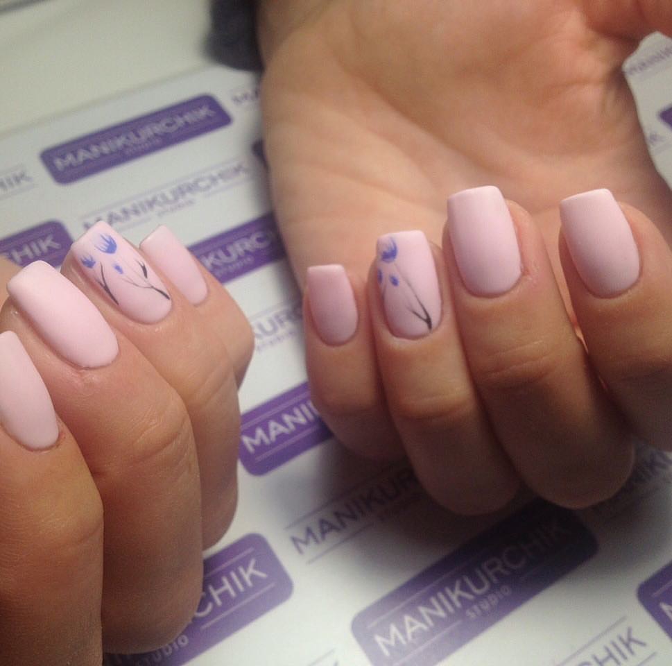 Матовий рожевий манікюр: ніжні квіти ручного розпису