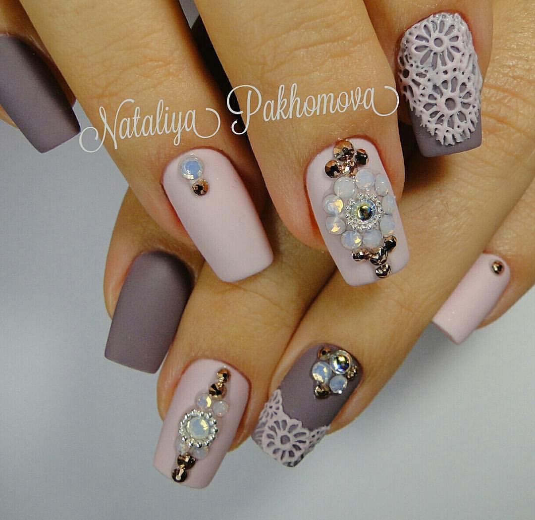 Матовий беж і сірий: 3D-квітковий розпис та стрази на квадратних нігтях