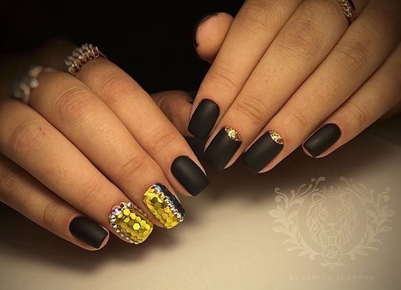Чорний матовий манікюр з золотою геометрією та блискітками