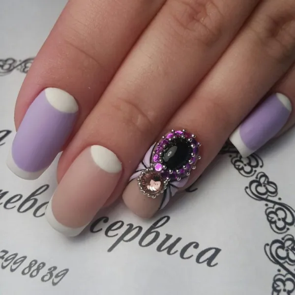 Фіолетово-бежевий матовий френч: 3D дизайн на овальних нігтях