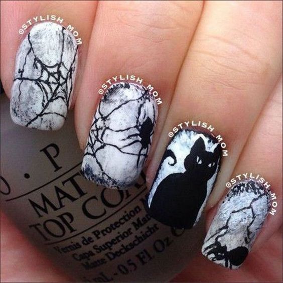 Абстрактний матовий манікюр: чорно-білий розпис на круглих нігтях
