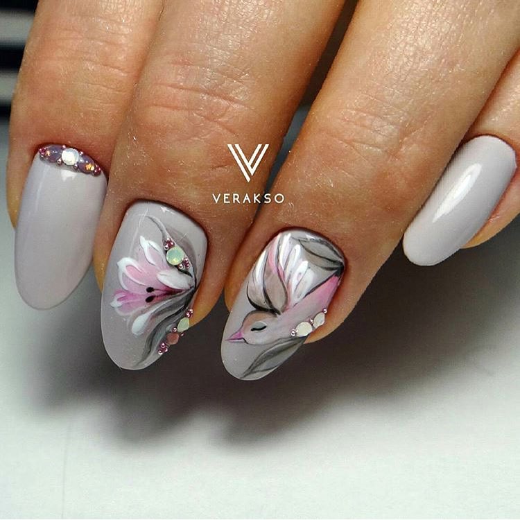 Сірий манікюр з рожевими 3D квітами та стразами на довгих нігтях