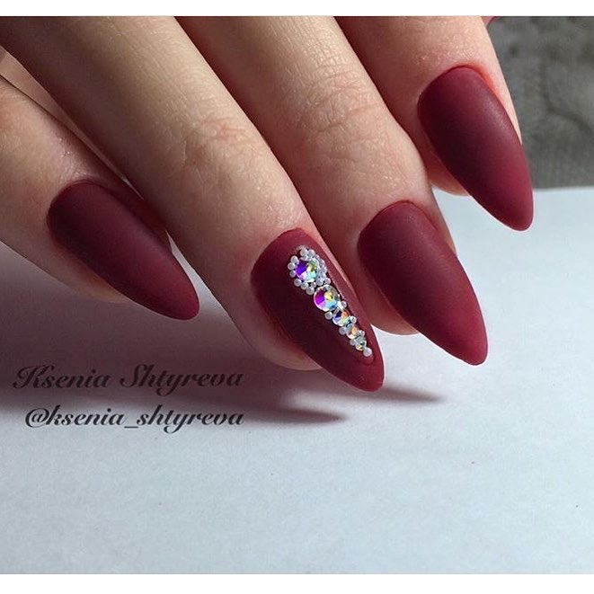 Довгий матовий бордовий манікюр зі сріблястими стразами