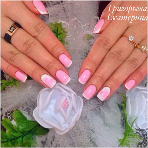 Рожевий френч манікюр з білим акцентом на овальних нігтях