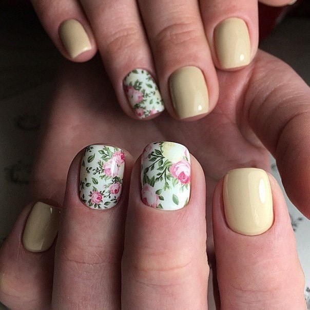 Квітковий манікюр у бежево-рожевих тонах на овальні нігті