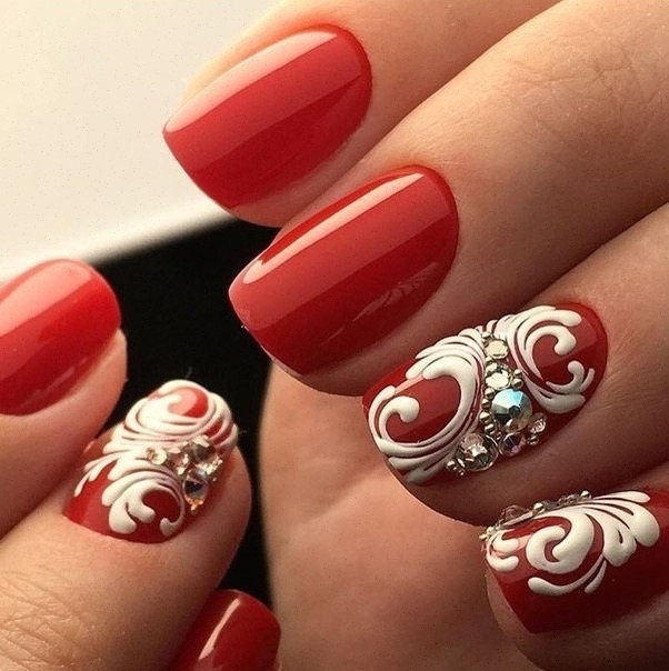 Червоний манікюр з 3D об'ємним декором та стразами