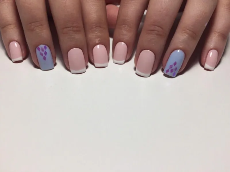 Квадратний мінімалізм: рожевий френч із синьо-фіолетовою геометрією