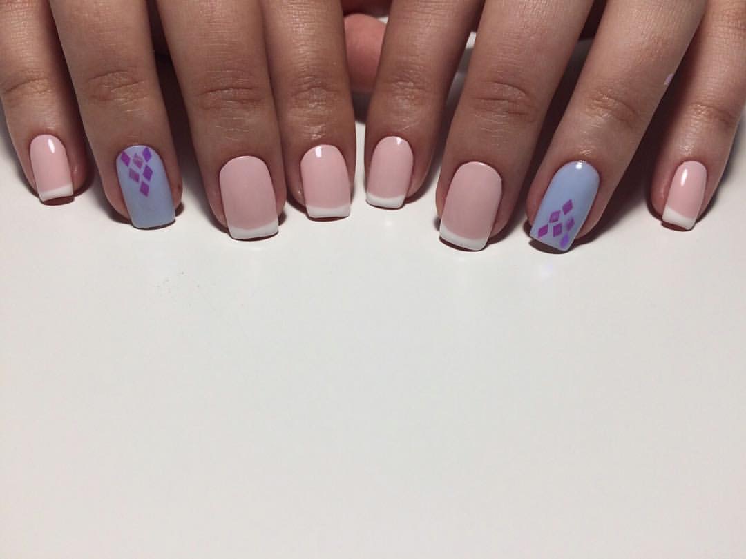 Весняний мінімалізм: рожевий френч з синьою геометрією на квадратних нігтях