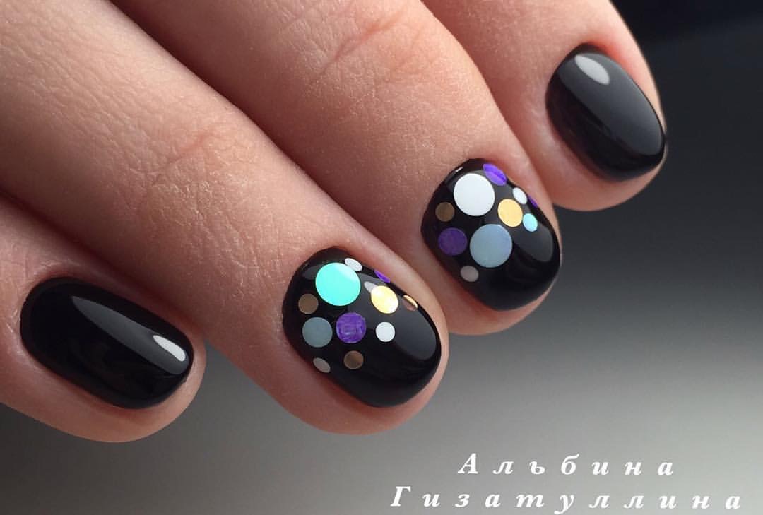 Геометричний дизайн на чорних нігтях з фіолетовими акцентами