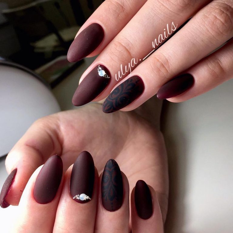 Матовий бордовий манікюр з абстракцією на мигдалевих нігтях