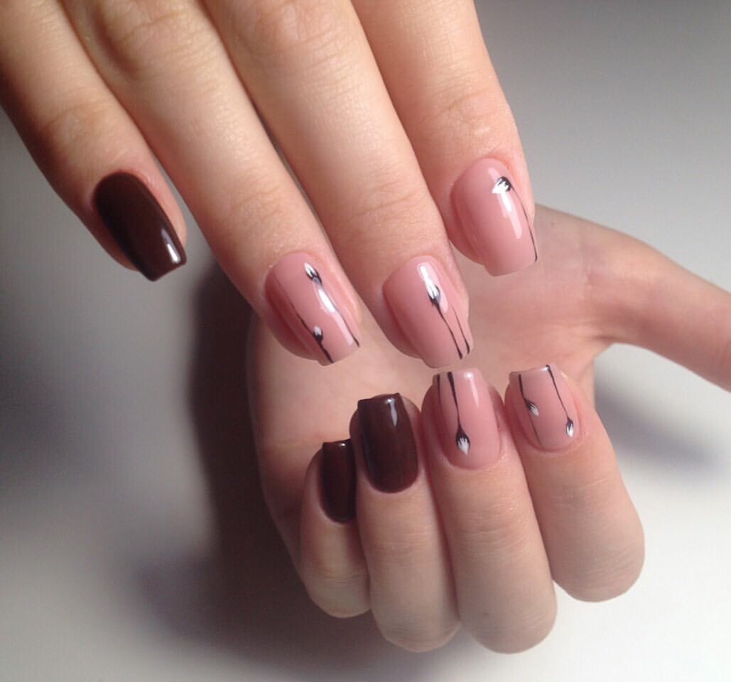 Рожевий манікюр з квітковим мінімалізмом та коричневими акцентами