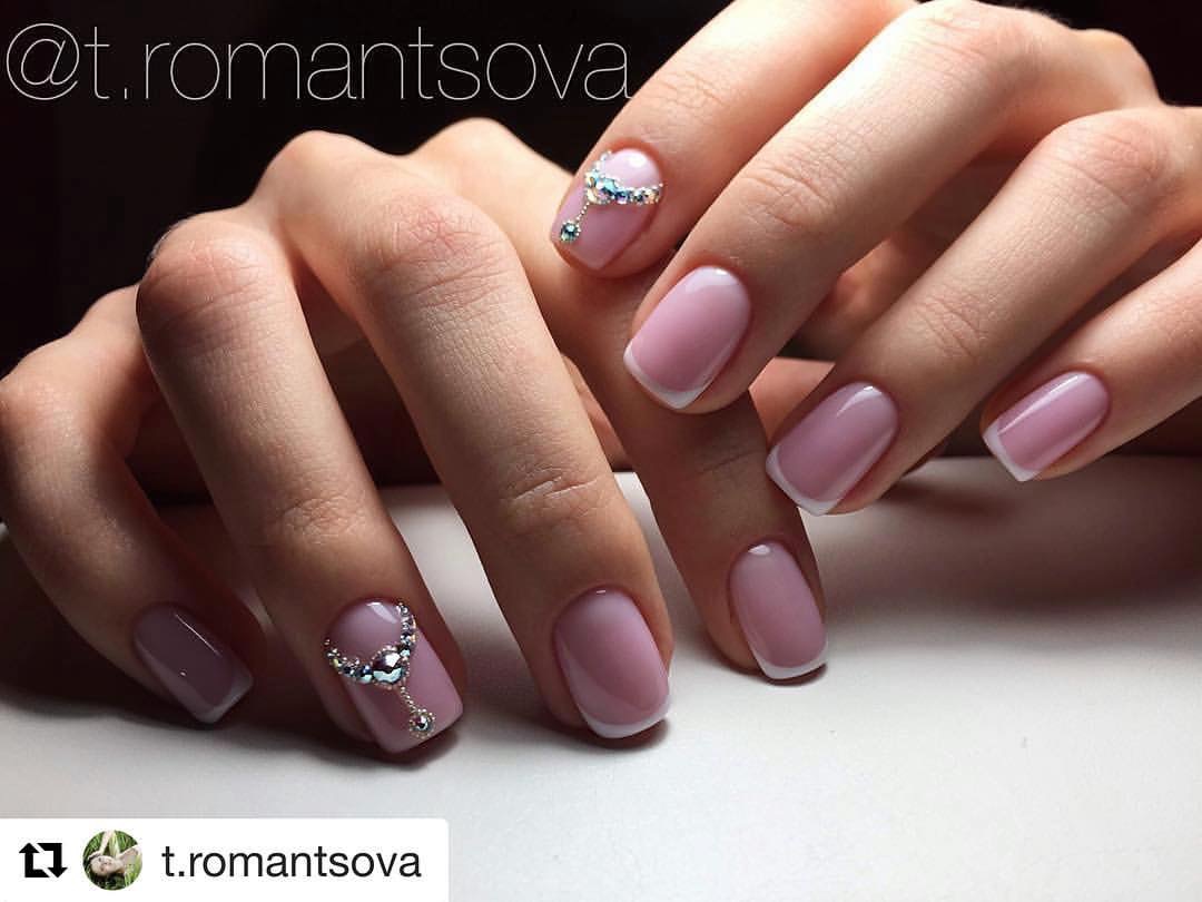 Рожевий френч на овальних нігтях: ніжність гель-лаку, сяйво блискіток та страз