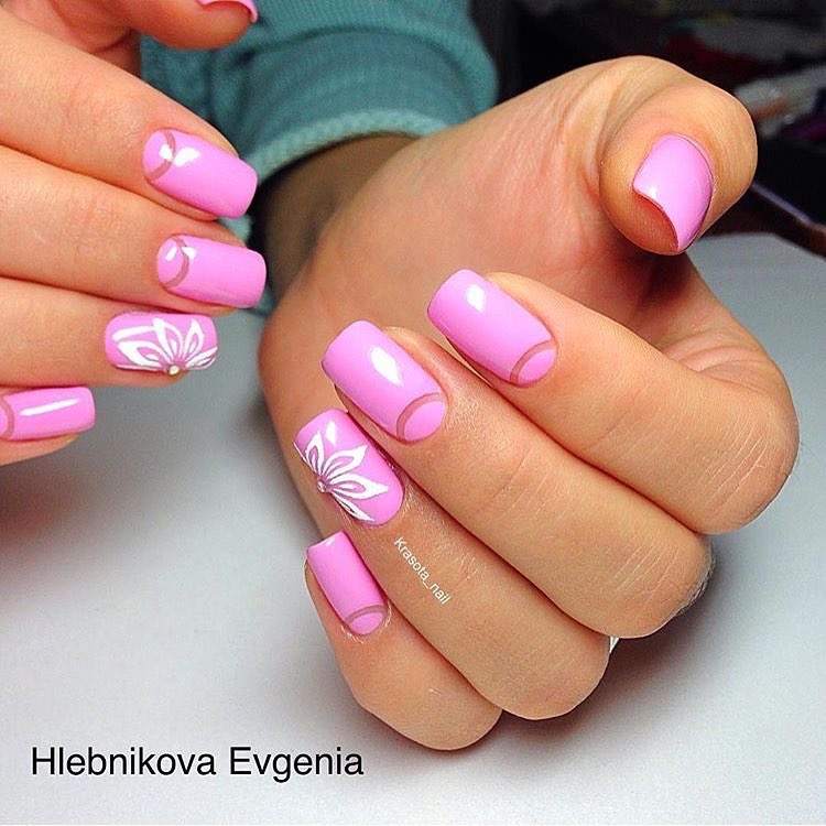 Рожевий квітковий манікюр з негативним простором та ручним розписом
