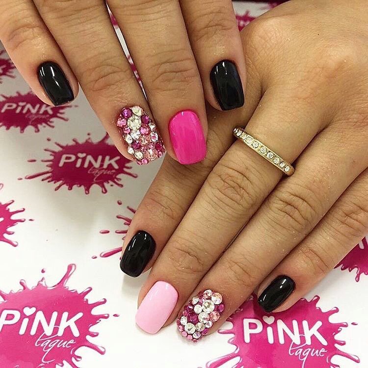Чорний манікюр з рожевими елементами та блискучими стразами