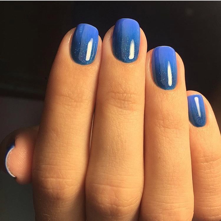 Синій блискучий манікюр гель-лаком на середні овальні нігті