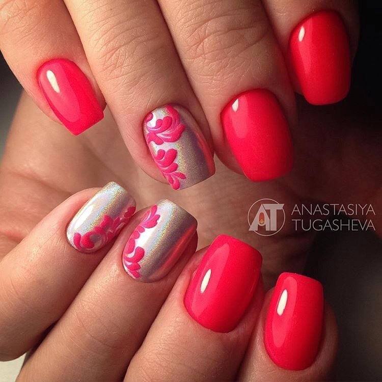 Рожевий манікюр з квітковим дизайном та сріблястим розписом