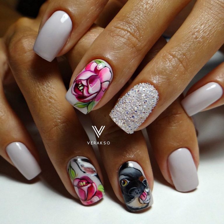 Манікюр: блискучі 3D квіти та стрази на сірій основі