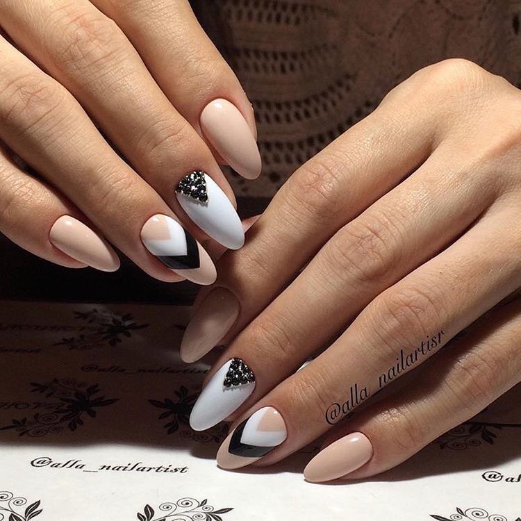 Бежевий манікюр з геометричним дизайном та стразами на мигдалевих нігтях