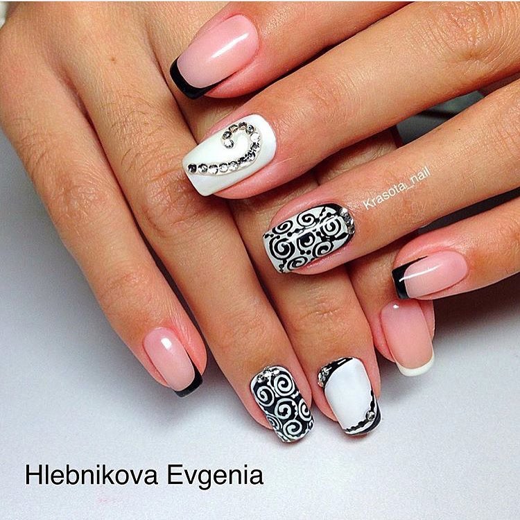 Бежевий френч з чорним блискучим акцентом та стразами