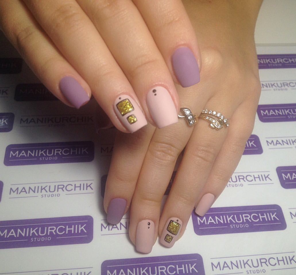 Матовий бежевий манікюр з фіолетовими геометричними штрихами
