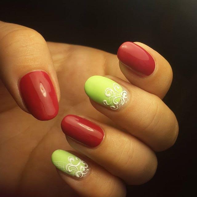 Максималізм на нігтях: червоно-зелений абстрактний розпис для свят