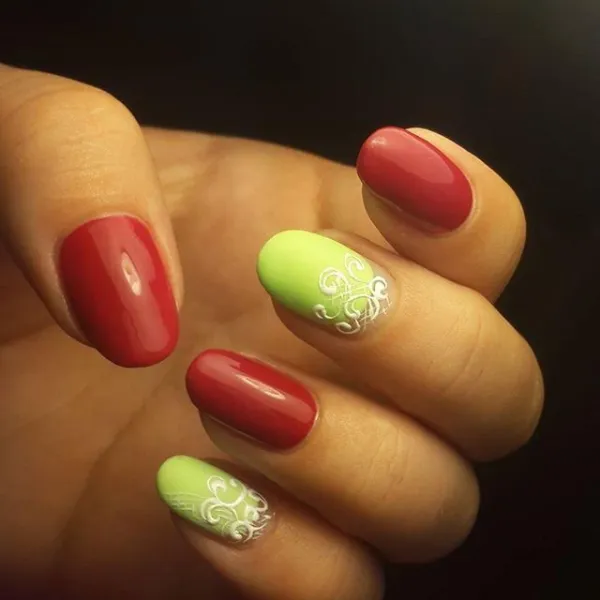 Червоно-зелений святковий максималізм: абстракція на овальних нігтях