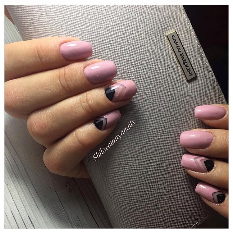 Рожево-чорний геометричний мінімалізм: Стильний дизайн на овальних нігтях