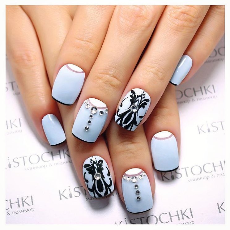 Зимовий максималізм: Сині матові нігті з 3D розписом та стразами