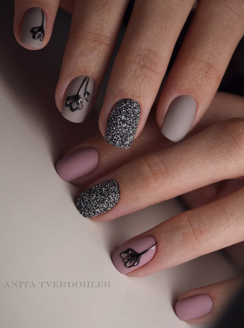 Сірий матовий манікюр з рожевими квітами та срібними блискітками