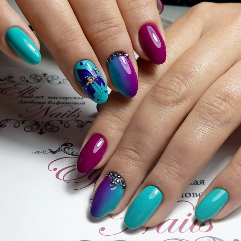 Зелений омбре манікюр з квітковим розписом та фіолетовими стразами