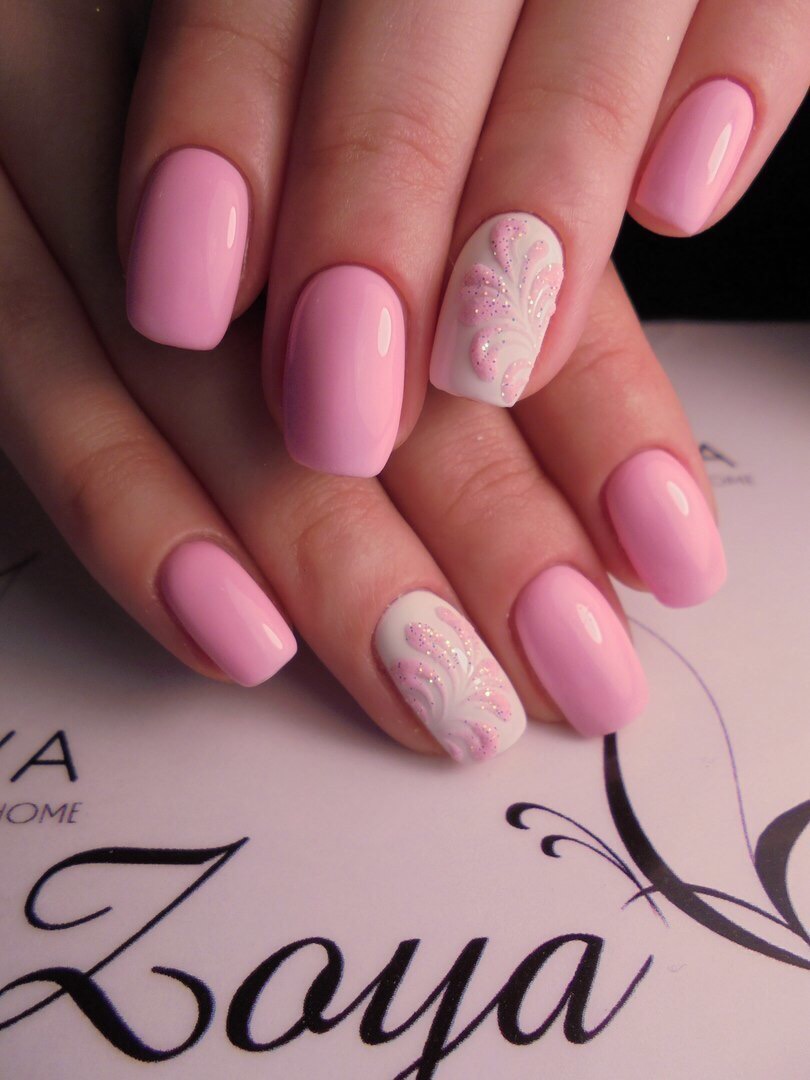 Весняний рожевий манікюр: білі квіти, блискітки, овальна форма