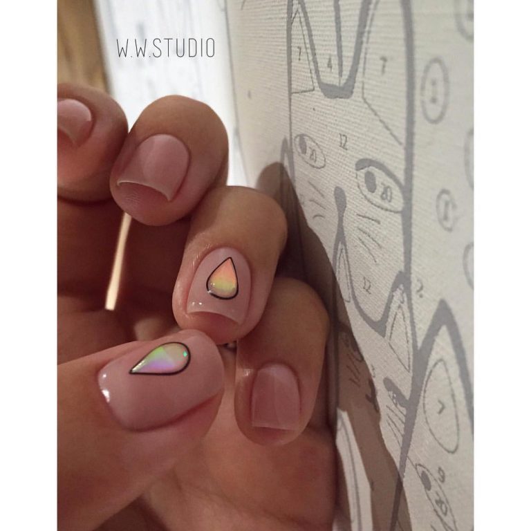 Бежевий манікюр з кольоровими геометричними акцентами