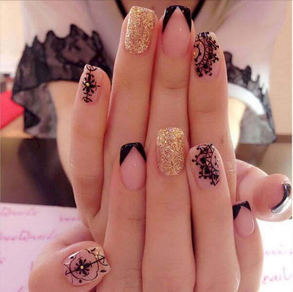 Розкішний бежевий манікюр: французький френч, золото, геометрія та квіти на круглих нігтях