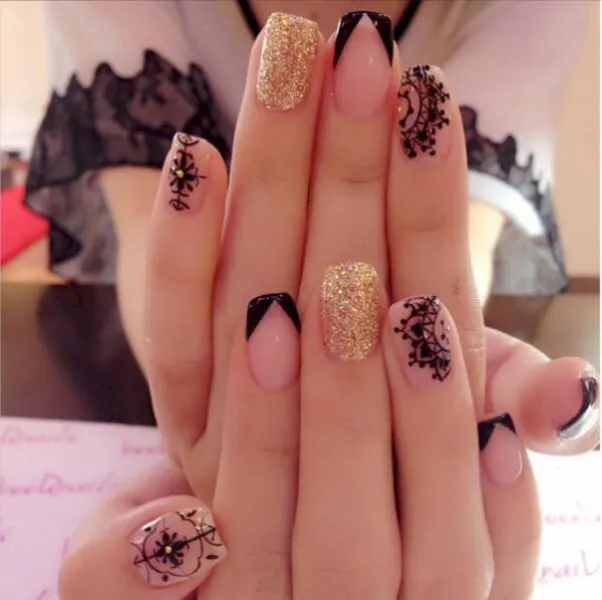 Бежево-золотий френч: квіткова геометрія та блискучий максималізм